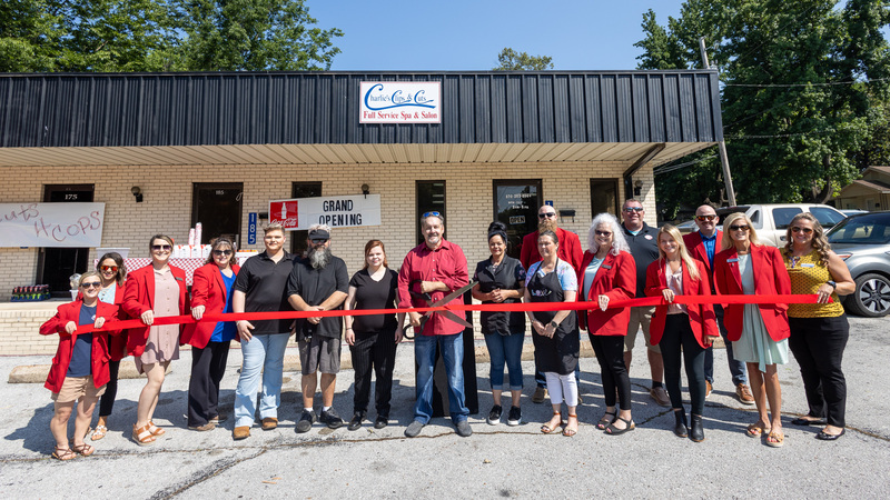 Charlie’s Clips and Cuts celebrates Ribbon Cutting.