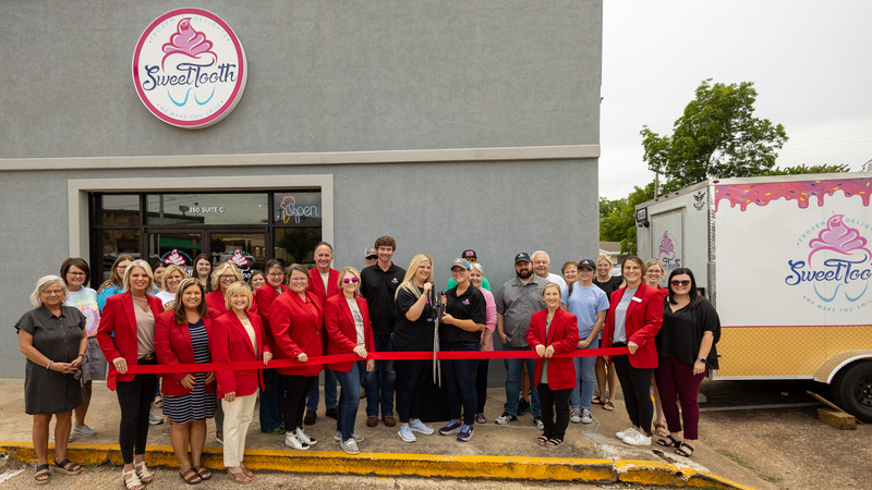 Sweet Tooth Frozen Delights celebrates Ribbon Cutting.